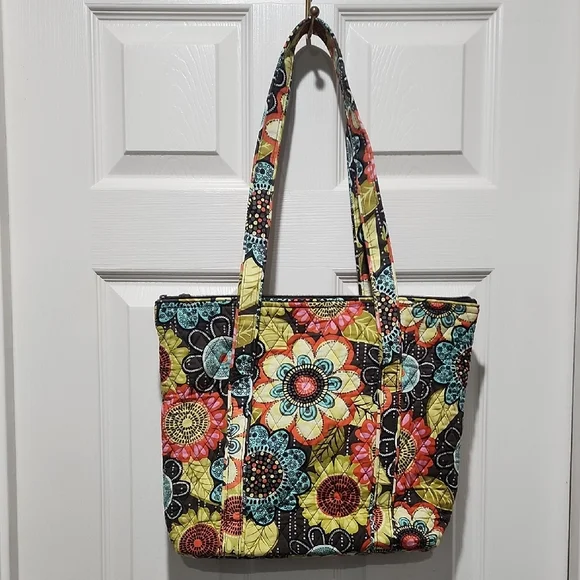 NEW WITH TAGS VERA BRADLEY Flower Shower Villager Tote and Wristlet Set - Picture 5 of 7